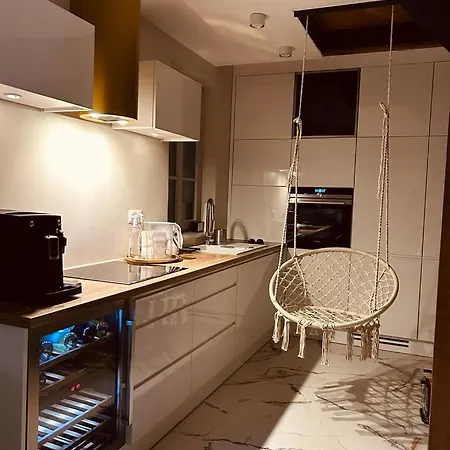 Au Centre Du Port De *