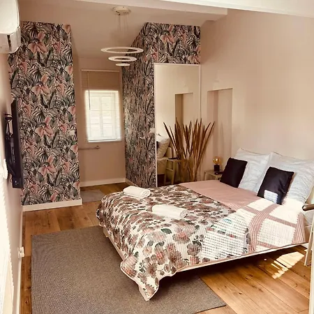 Au Centre Du Port De *