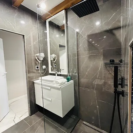 Au Centre Du Port De *