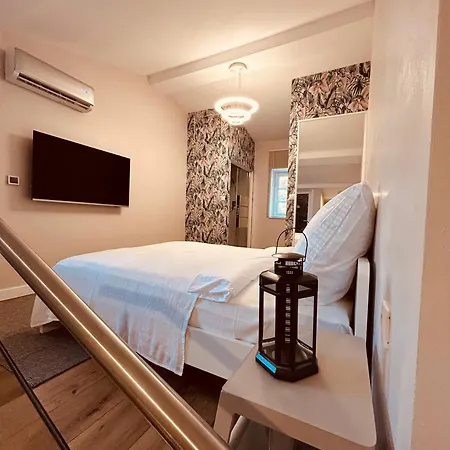 Au Centre Du Port De *