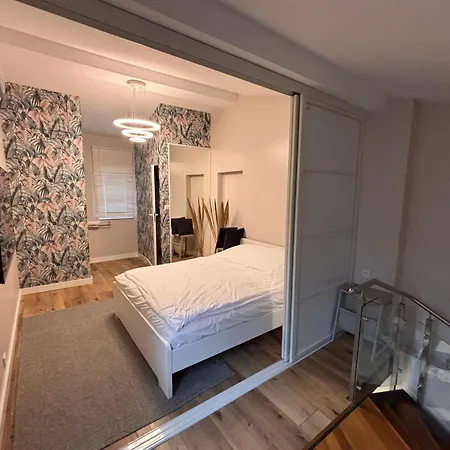 Au Centre Du Port De *