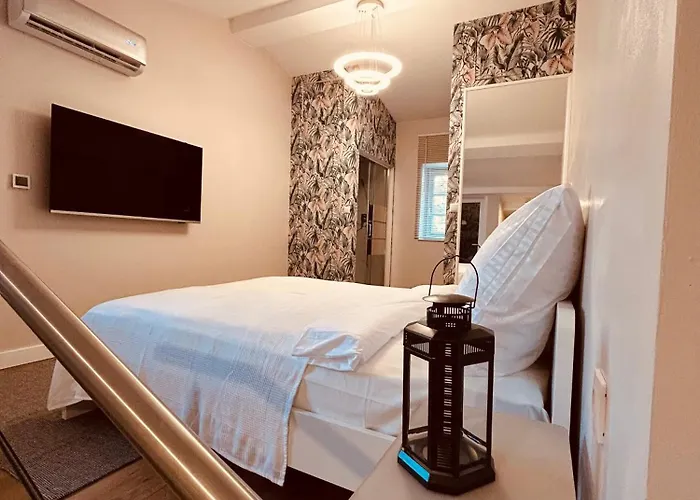 Au Centre Du Port De *